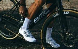 Radfahrer mit weißen Radsocken auf einem High-End-Fahrrad