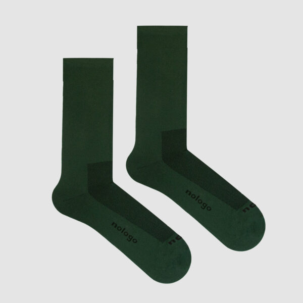 Iconic nologo khaki green cycling socks: a timeless essential for cyclists of all levels.