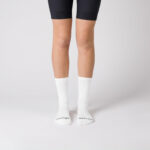 witte nologo-sokken: een basisstuk in de garderobe van elke fietser, die comfort en stijl combineert.